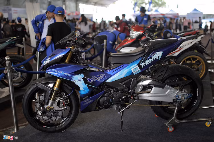 Toàn bộ dàn chân trên xe được gắn từ siêu môtô R1, phuộc ngược phía trước Ohlins, phanh Brembo, yên solo kiểu xe đua M1.