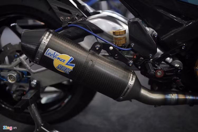  Lon pô LeoVince bọc ngoài sợi carbon nhằm cách nhiệt, cho âm thanh uy lực. Theo dân chơi xe đánh giá, những món đồ chơi trên xe đều là đồ hiệu, tổng giá trị bản độ có thể lên tới hàng trăm triệu đồng.