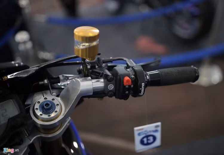 Những món đồ chơi bên tay phải bao gồm cùm tăng tốc Domino, cùm phanh Brembo.