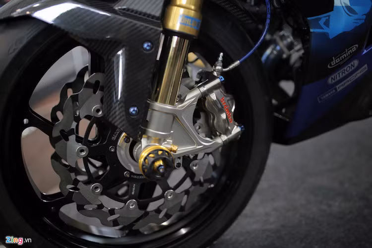 Món đồ chơi đáng mơ ước với mọi biker là cặp phuộc Ohlins 43 mm thường sử dụng trên siêu môtô, kẹp phanh Brembo cặp thắng đĩa trước nhằm tăng độ an toàn.