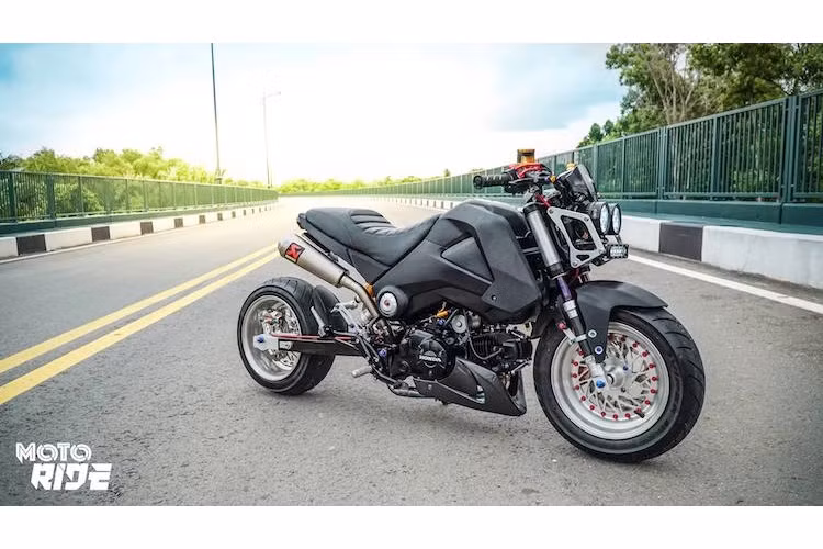 Trên bản độ này, phần đầu nguyên bản của MSX125 đã bị loại bỏ hoàn toàn, thay vào đó là bộ 3 đèn LED Clearwater siêu sáng được bố trí như "khuôn mặt" của một con robot. Cụm giảm xóc USD nguyên bản của xe đã bị loại bỏ, thay vào đó là phuộc RRGS dạng ống lồng nhưng có chiều dài nhỏ hơn để hạ gầm và vỏ phuộc bằng sợi carbon.