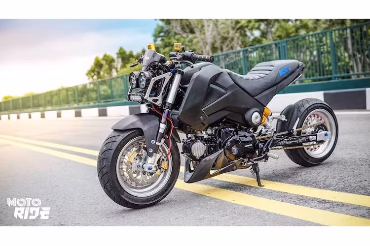 Trong đó, những chiếc MSX125 độ hạ gầm, nối gắp kiểu lowrider được khá nhiều dân chơi xe ưa chuộng. Dựa theo phong cách này, một dân chơi xe sống tại Sài Gòn đã "chi đậm" để "dọn" lại một chiếc MSX125 với các phụ tùng nhập ngoại "đúng chuẩn" để khiến chiếc xe có dáng độc đáo hơn.