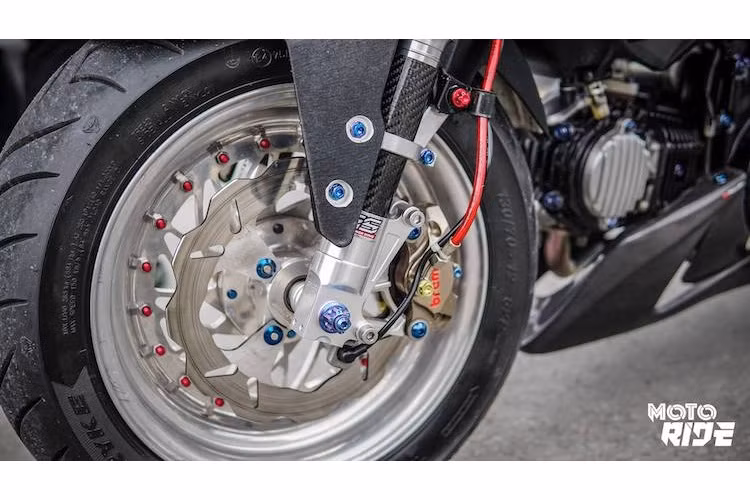 "Dàn chân" trước của xe đã được thay thế với mâm 12 inch hợp kim nhôm thiết kế nhiều nan bắt mắt, đi kèm lốp Avon Viper Stryke 130/70/17. Hệ thống phanh trước khá "khủng" với heo Brembo Billet 2 pis đối xứng và đĩa Galfer.