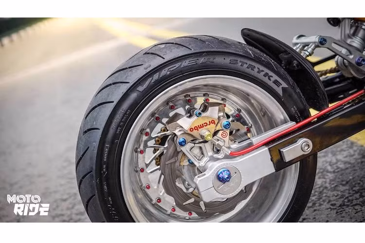 Ở phía sau, chiếc xe sử dụng mâm bản lớn nhưng lại lắp lốp Avon Vyper Stryke 140/70/17 để lốp "bè" ra và trông tròn trịa hơn. Bộ gắp zin của MSX125 được giữ lại, nhưng nối dài bằng pad nhôm CNC với bộ tăng xích phong cách Kawasaki Z1000. Hệ thống phanh sau của xe được nâng cấp với heo Brembo Billet Nickel 2 pis đối xứng, pad CNC và đĩa Galfer.