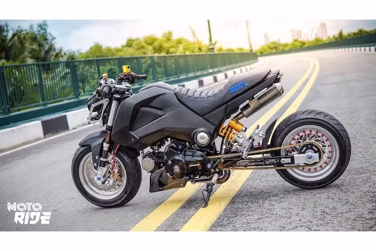 Sử dụng những phụ tùng cao cấp ngoại nhập được thiết kế dành riêng cho dòng xe minibike Honda MSX125, biker Sài Gòn đã tạo ra bản độ hạ gầm, kéo gắp phong cách low rider đầy "chất chơi". Do sử dụng toàn đồ chơi "hàng hiệu" ngoại nhập nên ước tính chi phí độ của chiếc MSX125 này có thể lên tới hơn trăm triệu đồng.