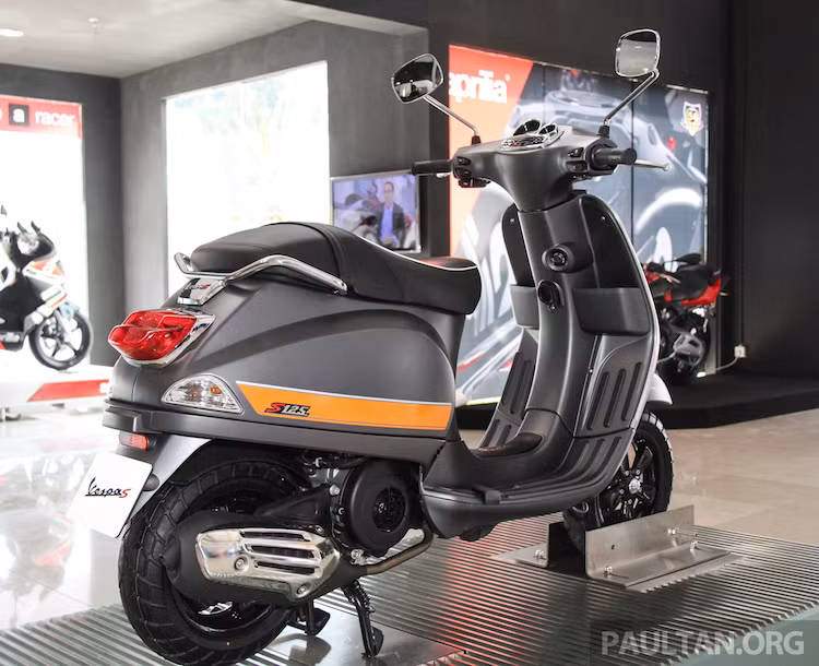 Phần đuôi của Vespa S i_GET cũng có thiết kế gần như hoàn toàn giống đời cũ, với điểm khác biệt là ốp pô của xe, tem dán và yên thể thao dạng cafe racer. Các kích thước tổng thể không có gì thay đổi, trong khi trọng lượng xe đạt mức 114 kg.