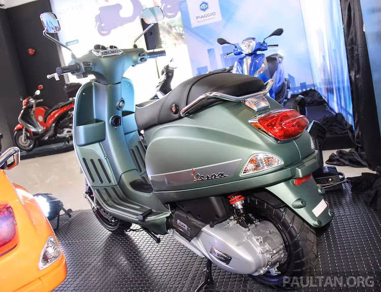 Vừa được ra mắt tại thị trường Malaysia, Vespa S 125 i-GET mới sẽ có tổng cộng 4 màu và được bán với giá 12.603 Ringgit (tương đương 66,7 triệu đồng). Trong thời gian tới, nhiều khả năng phiên bản này cũng sẽ được giới thiệu tại Việt Nam.