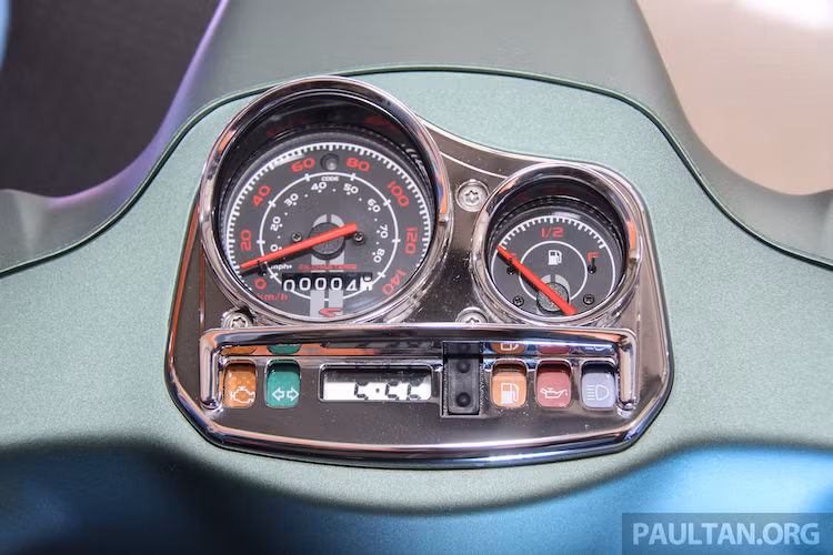 Ở phía trên khu vực tay lái, bảng đồng hồ cùng các cùm công tắc của Vespa S 125 i-GET cũng hoàn toàn không có sự thay đổi nào so với chiếc Vespa S cũ từng bị "khai tử" cách đây vài năm.