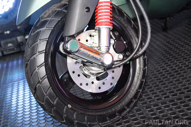 Hệ thống phanh của Vespa S i-GET vẫn có dạng đĩa đường kính 200 mm ở bánh trước và tang trống 110 mm ở bánh sau. Xe cũng không được trang bị hệ thống phanh ABS như Liberty hay Primavera bản cao cấp.