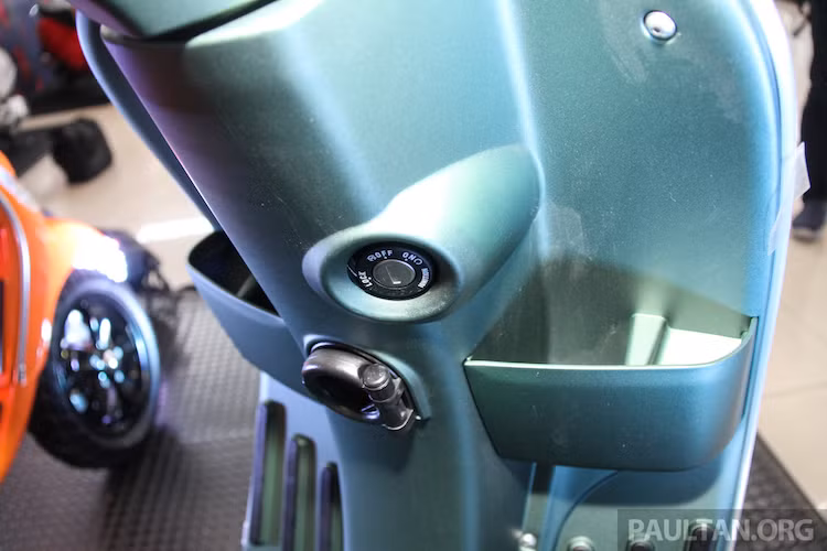 Ở bên dưới, chiếc xe vẫn được trang bị một hộc chứa đồ nhỏ với khả năng cất một số đồ dùng cá nhân như ví, hộp kính, khẩu trang... Trong khi nhiều dòng xe tay ga mới từ các hãng khác và ngay cả chính Piaggio đã được tích hợp ổ điện trong hộc chứa đồ, Vespa S i-GET vẫn không được nâng cấp tính năng này.