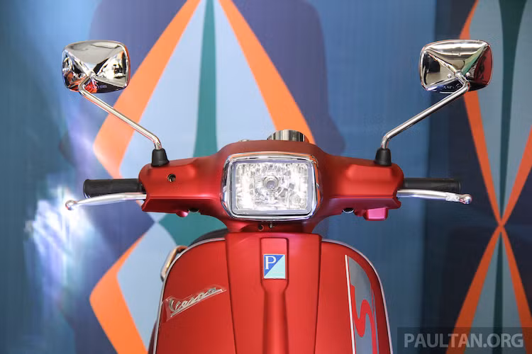 Nếu chỉ nhìn lướt qua, ngay cả những "fan" Vespa cũng khó có thể nhận ra sự khác biệt của Vespa S i-GET với phiên bản cũ. Ở phía trước, thay đổi duy nhất của chiếc xe là phần mặt nạ với thiết kế góc cạnh hơn. Ngoài ra phần đầu vuông vắn và 2 bên yếm không có gì thay đổi.