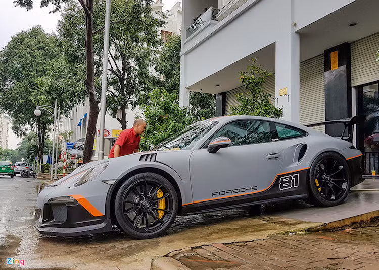 Phần hông xe khác biệt với dải màu đen bên dưới và xám chì bên trên. Porsche 911 GT3 RS là phiên bản hiệu suất cao của dòng xe thể thao huyền thoại 911. Xe được áp dụng nhiều công nghệ dành cho đường đua nên độ bám đường cao hơn, giúp xe vận hành ổn định.