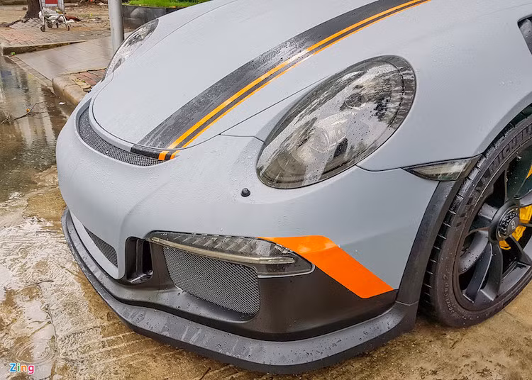 Chóa đèn cũng được sơn khói trông ngầu hơn, phù hợp với ngoại hình tổng thể.