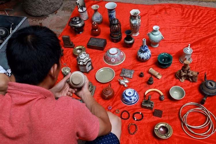 Chợ chủ yếu bán các loại đồ cũ, đồ cổ... từ bát sành, lọ hoa, đèn dầu, đồng hồ, điện thoại để bàn, bàn là, mâm đồng, kính mắt... đến các loại tiền mệnh giá cũ của Việt Nam, các loại sách, tranh ảnh cũ hay cặp lồng cơm, bát nhôm...