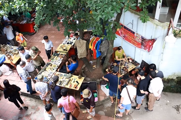 Với diện tích khoảng 400m2, nhưng khi đến đây, người chơi sẽ được sống lại không khí của những ngày tháng xưa qua các vật dụng đã quá đỗi quen thuộc trong thời kỳ bao cấp như đèn dầu, đồng hồ lên dây cót, mâm đồng, chậu đồng, nồi Liên Xô, xe đạp mifa...