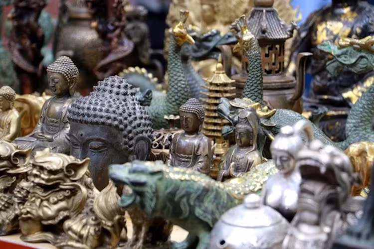 từ những món được giới thiệu có thời gian trên trăm năm đến những đồ dùng còn sót lại từ thời bao cấp như bát sành, bát sứ, lọ hoa, đèn dầu, đồng hồ đeo tay, điện thoại để bàn, bàn là...