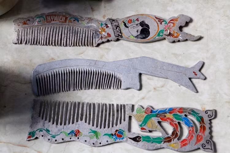 Những chiếc lược làm từ vỏ bom đạn.