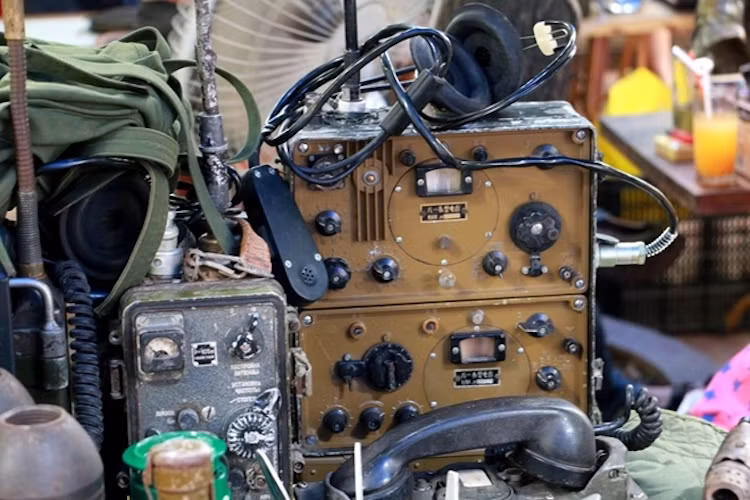 Một người bán hàng cho biết, họ đã phải mất rất nhiều công để tìm kiếm, đến tận nơi thuyết phục các cựu chiến binh ở trên khắp mọi miền đất nước mới sưu tập được những món đồ đáng quý.