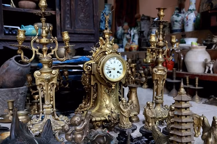 Những chiếc đồng hồ cổ bằng đồng quý hiếm với giá trị cao bày bán tại phiên chợ.