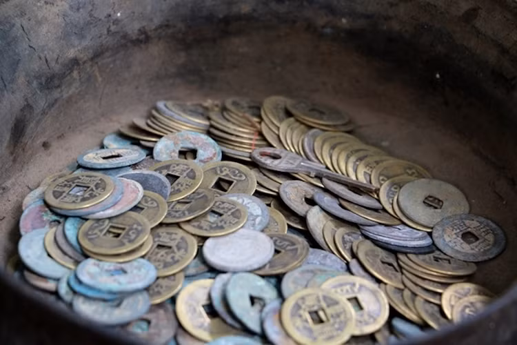 Tiền xu cổ ở phiên chợ đặc biệt này có rất nhiều niên đại khác nhau. Tuy nhiên, phần lớn những người chủ hàng thường không phân loại mà bán theo số lượng hoặc khối lượng.