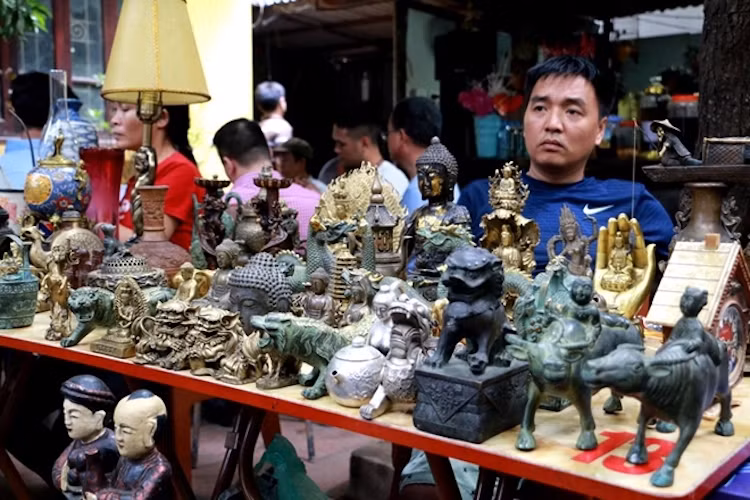 Ở đây, mọi người có thể tìm thấy vô khối thứ từ đồ cổ đến đồ cũ, từ những món đồ từng xuất xứ ở những thời điểm lịch sử khác nhau,