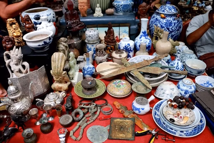 Phải là dân chơi đồ cổ kinh nghiệm mới có thể phân biệt được đâu là đồ cổ thật.