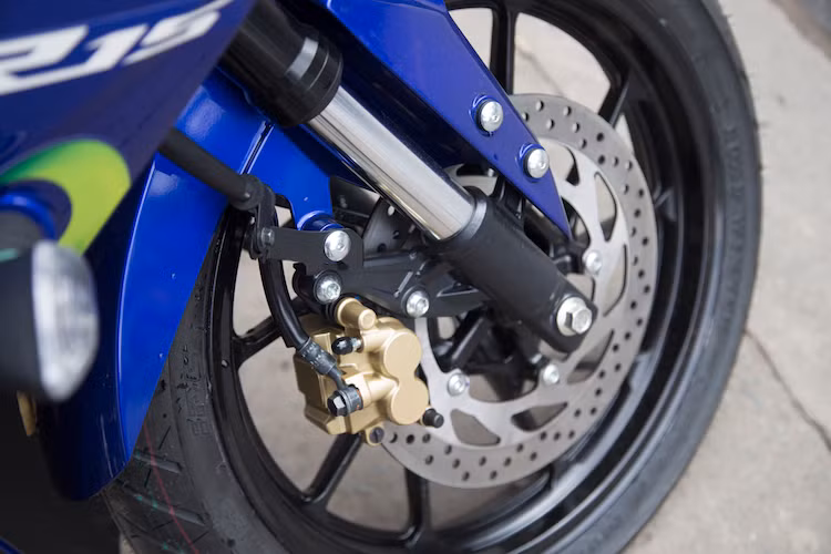 Giống như M-Slaz hay TFX150, R15 mới cũng sử dụng phuộc trước USD kèm hệ thống phanh đĩa 2 piston tương tự và cũng không có ABS. Tuy nhiên, vỏ phuộc của chiếc xe đã có màu đen "chìm" hơn so với màu vàng của TFX150. R15 2017 cũng là mẫu xe phân khối nhỏ đầu tiên sử dụng thiết kế mâm đúc 5 cánh "xương cá" mới. Bánh trước của xe có lốp bản lớn hơn là 100/80/17.