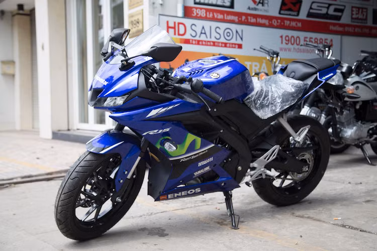 Nối tiếp thành công của các thế hệ trước, Yamaha R15 2017 đã được ra mắt vào đầu năm nay với 3 màu sắc khác nhau. Một thời gian ngắn sau, Yamaha đã tiếp tục tung ra phiên bản mới của mẫu xe môtô Yamaha R15 Movistar với tem phong cách xe đua. Mới đây, phiên bản này cũng đã nhanh chóng được các cửa hàng môtô tư nhân tại Việt Nam nhập về.