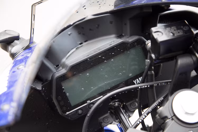 Một điểm nhấn khác của R15 mới là bảng đồng hồ full LCD với một màn hình đơn sắc lớn, báo đầy đủ các thông tin như tốc độ, vòng tua máy, cấp số, mức xăng, ODO, 2 bộ đo quãng đường đi được, tính mức tiêu thụ trung bình. Về cơ bản, tính năng đồng hồ này giống như R3, nhưng bảng đồng hồ của R15 còn hiện đại hơn khi có báo tua điện tử và cài được câu chào khi bật khóa như Exciter 150.