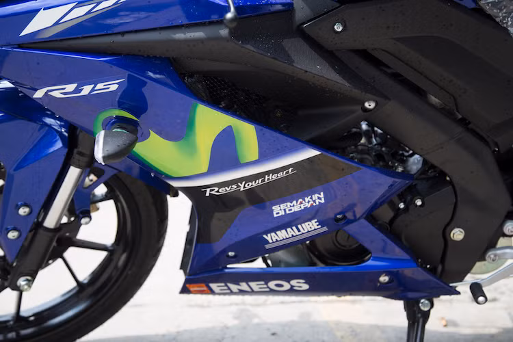 Đặc biệt, dù có màu "xanh GP" truyền thống của Yamaha nhưng phiên bản này đã có tem dán mới tương tự như những chiếc xe đua Yamaha M1 của đội Yamaha Movistar, đang được các tay đua Valentino Rossi và Maverick Vinales cầm lái thi đấu tại mùa giải MotoGP năm nay.