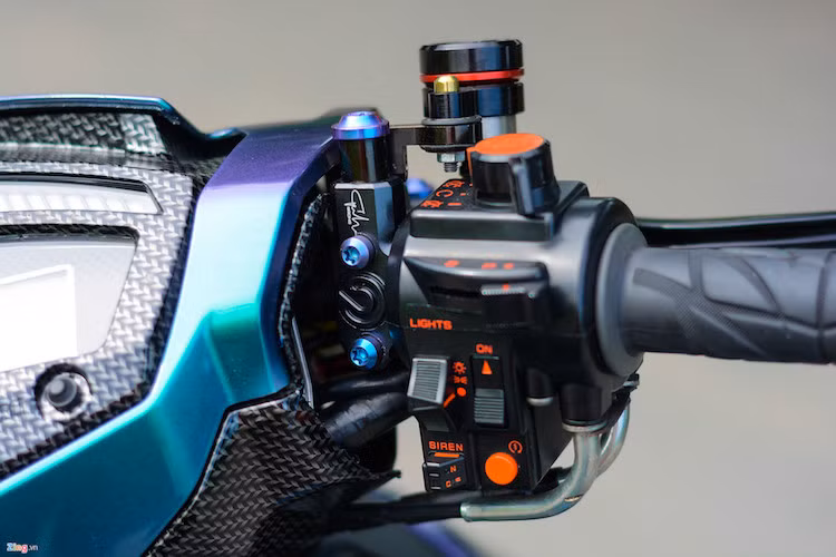 Ngoài ra, toàn bộ công tắc đã được thay thế bằng công tắc đồ chơi nhiều chức năng hơn.