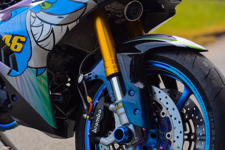 Cặp phuộc hành trình ngược hàng hiệu Ohlins vốn dành cho Suzuki GSX-R1000. Đi kèm là bộ thắng đĩa kép và bộ phanh Brembo cho hiệu suất phanh tốt hơn.