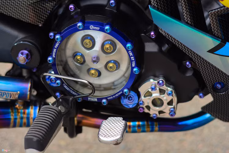 Bộ vỏ động cơ kiểu lốc nồi khô, trong suốt cùng dàn ống titan. Ngoài ra chủ xe Exciter 150 độ cũng lắp cổ pô titan 7 màu đẹp mắt.