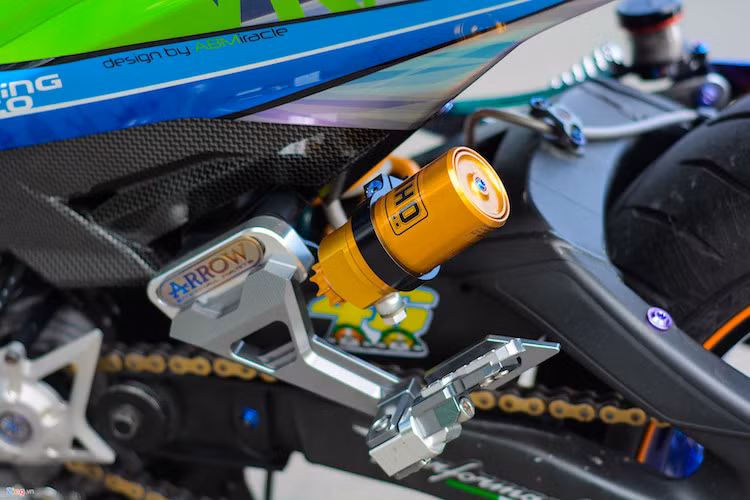 Phuộc sau dạng Monoshock của Ohlins và bộ gác chân tiện CNC.