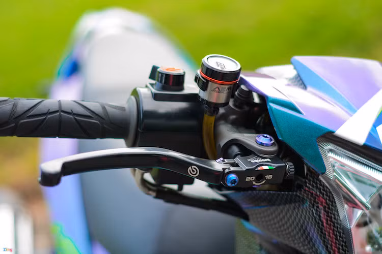 Ở phần đầu xe, cùm phanh và phanh hàng hiệu của Brembo, bình dầu AEM, bao tay Spider được chủ xe trang bị cho xế yêu của mình.