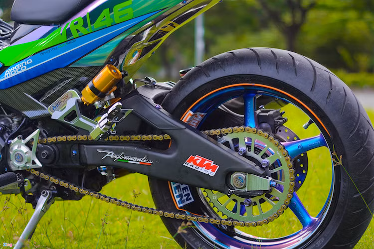 Xe nổi bật với dàn chân lấy từ môtô: gắp sau của Yamaha R6, bộ mâm của R1. Bộ nhông sên dĩa cũng được thay thế để phù hợp với dàn chân kích thước khủng này. Đây cũng là mẫu xe vừa đoạt giải ba tại cuộc thi độ xe của Yamaha tuần vừa qua.