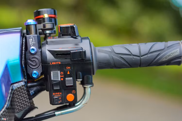 Cụm công tắc bên phải ấn tượng nhờ những nút màu cam và bộ ốc titan.