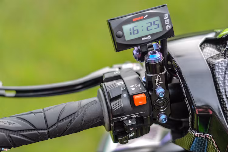 Một đồng hồ phụ hiệu Koso cũng là trang bị đắt tiền của xe.