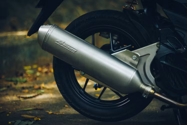 Khối động cơ nguyên bản của Honda Vario 150 không có sự thay đổi, ngoại trừ hệ thống xả mới với pô Leovince 4Road. Được thiết kế dành riêng cho các dòng xe tay ga, cây pô này đem tới tiếng nổ trầm ấm mà không khiến chiếc xe bị mất lực.