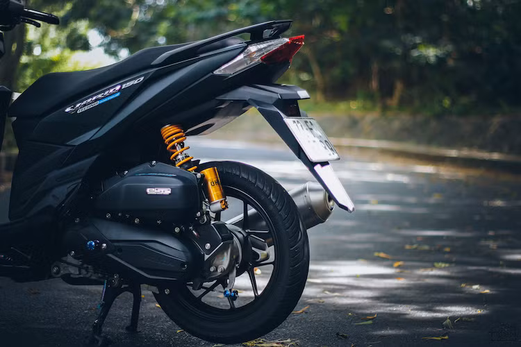 Ở phía sau chiếc xe, cây phuộc nguyên bản của mẫu xe tay ga Vario đã được nâng cấp lên phuộc "hàng hiệu" Ohlins với khả năng điều chỉnh độ nhún/nảy, phù hợp với nhiều điều kiện vận hành hơn và chống sàng lắc khi ở tốc độ cao.