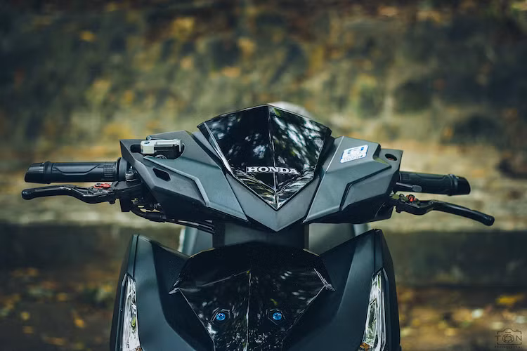 Ở phía trên tay lái của chiếc xe là một số món phụ tùng đơn giản nhưng tạo thêm điểm nhấn cho mẫu xe tay ga tầm trung này, bao gồm cặp tay phanh CRG RC2, nắp bình dầu nhôm CNC Bikers và cặp gù xéo Rizoma quen thuộc với dân chơi xe Việt nằm ở 2 đầu tay lái.