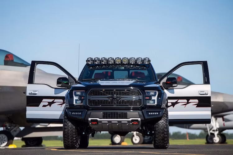 hay vì sử dụng cỗ máy V8 6.2l như thế hệ trước, F150 Raptor thế hệ mới được trang bị động cơ V6 3.5l EcoBoost tăng áp kép. Vốn có công suất nguyên bản 450 mã lực, động cơ này đã được nâng công suất lên 95 mã lực và mô-men xoắn cực đại 205 Nm trên F150 Raptor F22. Phiên bản này mạnh tới 545 mã lực và đạt mô-men xoắn "khủng" 893 Nm.