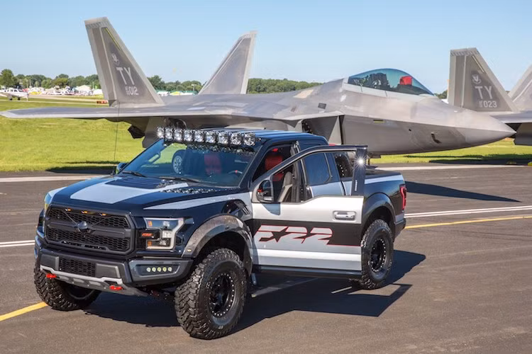 Là một mẫu xe bán tải offroad, đương nhiên F150 Raptor F22 phải sở hữu hệ thống dẫn động 4 bánh. Ngoài ra, hộp số 10 cấp tự động đảm nhận việc điều khiển tốc độ động cơ. Cuối cùng, nội thất của phiên bản này cũng đã được độ lại lấy cảm hứng từ máy bay F-22, đồng thời bổ sung thêm hệ thống âm thanh Kicker công suất lên tới 1500W.