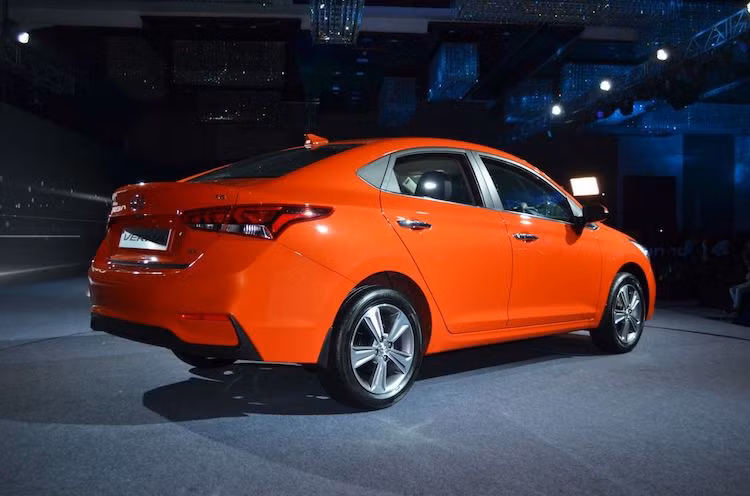 Ở phía sau, một lần nữa Verna lại chịu ảnh hưởng bởi "đàn anh" Elantra với cặp đèn hậu tách làm 3 khối LED đẹp mắt. Với những đường gân nổi tách rời, cản sau của xe thậm chí còn có ngoại hình thể thao hơn so với "đàn anh". Tùy phiên bản, Verna sẽ có mâm đúc 16 hoặc 17 inch.