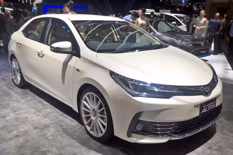 Dù mới vừa chỉ xuất hiện ở Việt Nam và nhiều thị trường Đông Nam Á khác, tuy nhiên mẫu sedan hạng C Toyota Corolla Altis 2018 đã có ngay phiên bản đặc biệt Special Edition mới với những thay đổi ngoại thất. Tại triển lãm xe Indonesia, Corolla Altis Special Edition đã lần đầu tiên được trưng bày.