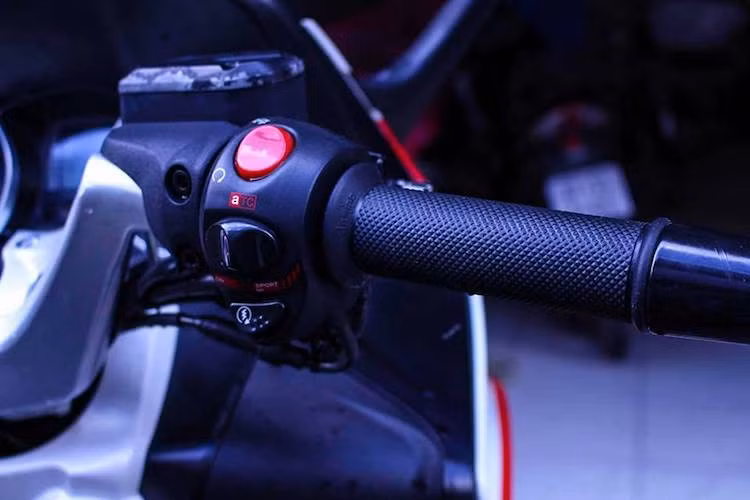 Điểm đặc biệt của SRV 850 đó là chiếc xe được trang bị hệ thống điều khiển lực kéo Aprilia Traction Control như những mẫu superbike. Hệ thống này được kích hoạt bằng một công tắc bên cùm phải và cũng đem tới cho xe chế độ thể thao nhạy ga hơn.