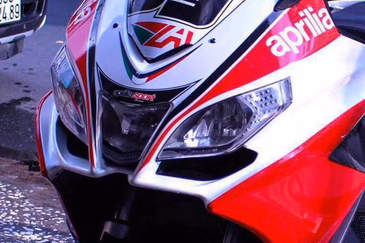 Có thể coi SRV850 chính là phiên bản tay ga của dòng superbike RSV4 nổi tiếng. Điều này được thể hiện rất rõ ngay từ phần đầu xe khi Aprilia đã "bê nguyên" thiết kế của RSV4 sang SRV850, với đèn demi chính giữa và đèn pha kép hai bên. Chiếc xe cũng được bán với phiên bản "tem đấu" Alitalia như các xe đua RSV4 tại giải WSBK.