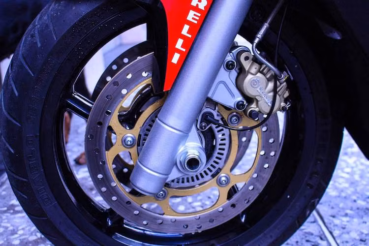 Bánh trước của SRV850 sở hữu đường kính 16 inch, đi kèm lốp thể thao Pirelli Diablo với bản rộng 120/70/17 giống như những mẫu môtô phân khối lớn. Phuộc trước có đường kính 41 mm, trong khi hệ thống phanh đĩa trước cũng khá "xịn" với đĩa kém đường kính 300 mm và heo Brembo 4 piston cho cả 2 bên.