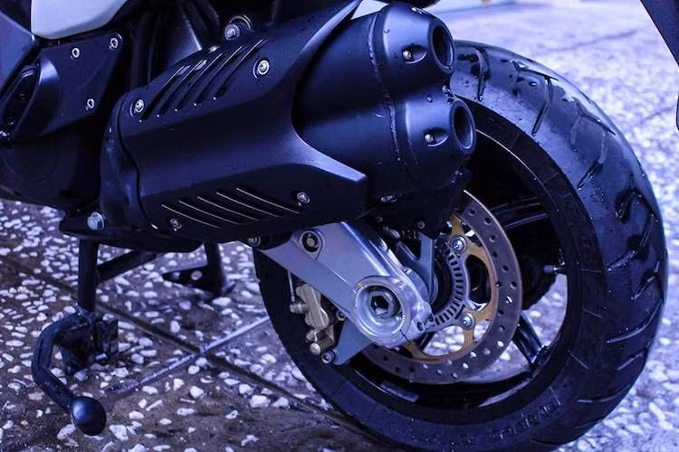 Cung cấp sức mạnh cho SRV850 là khối động cơ V-Twin 90 độ 4 kỳ SOHC 4 van với dung tích lên tới 839,3 cc, đem tới công suất tối đa lên tới 76 mã lực và mô-men xoắn cực đại 76,4 Nm. Động cơ này kết hợp cùng hộp số tự động vô cấp CVT.