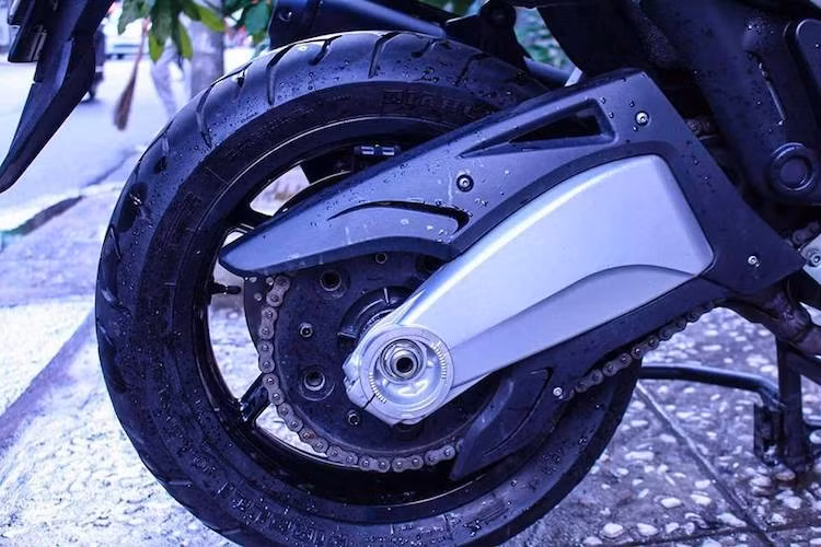 Thay vì truyền động bằng dây cu-roa, động cơ của SRV850 dẫn động bánh sau qua xích tải giống môtô truyền thống. Bộ gắp của xe có kết cấu bằng nhôm chắc chắn, nối với hệ thống phuộc monoshock điều chỉnh 7 cấp. Bánh sau của SRV850 có đường kính chỉ 15 inch, nhưng dùng lốp lớn hơn là 160/60/17. Xe được trang bị phanh đĩa đơn phía sau.